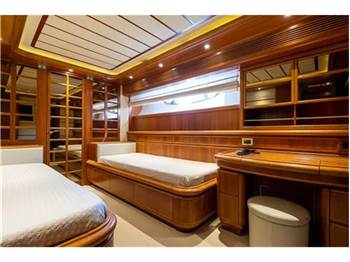 Ferretti Custom line 94