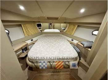 Ferretti Yachts 460
