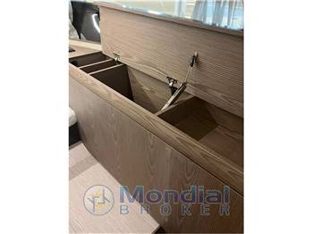 INVICTUS YACHT GT 320 WILD BRONZE