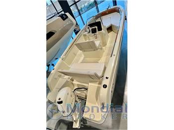 INVICTUS YACHT FX 190