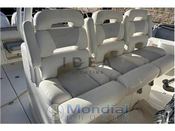 Boston Whaler 370 Outrage