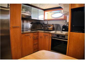 Pershing 76