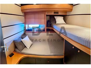 Pershing 76