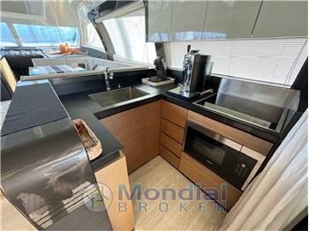 Ferretti 550