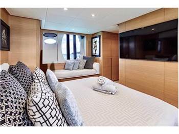 Pershing 64