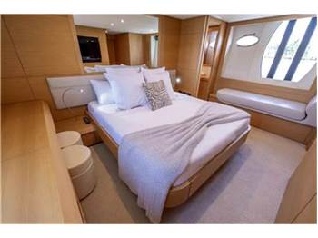 Pershing 64
