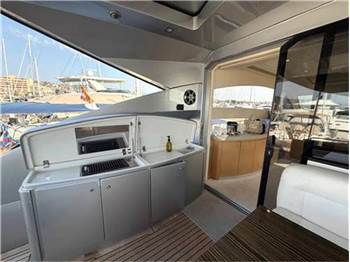 Pershing 64