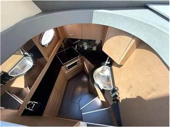 Pershing 64