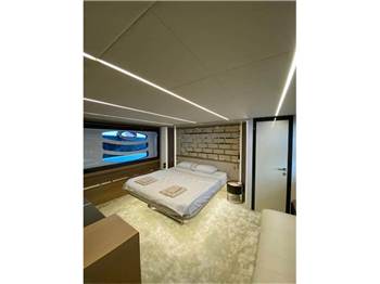 Pershing 70