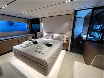 Ferretti yachts 720
