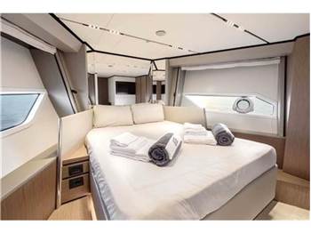 Ferretti yachts 720