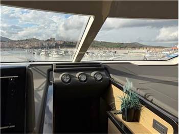 Ferretti yachts 550