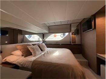 Ferretti yachts 550