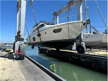 Ferretti yachts 570