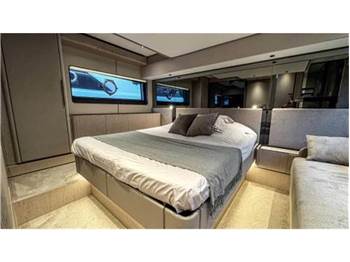 Ferretti yachts 580