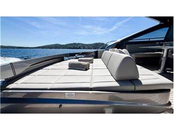 Pershing 62