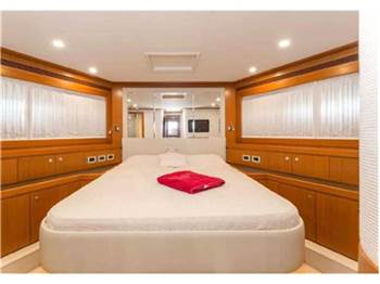 Ferretti yachts Altura 840