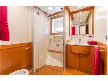 Ferretti yachts Altura 840
