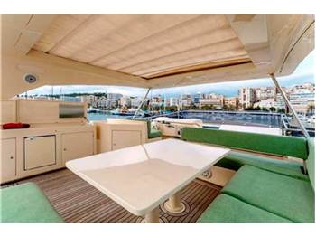 Ferretti yachts Altura 840