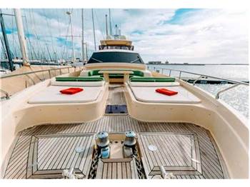 Ferretti yachts Altura 840