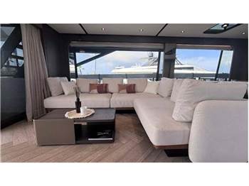 Ferretti yachts 800