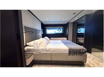 Ferretti yachts 800