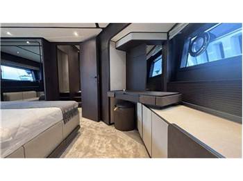 Ferretti yachts 800