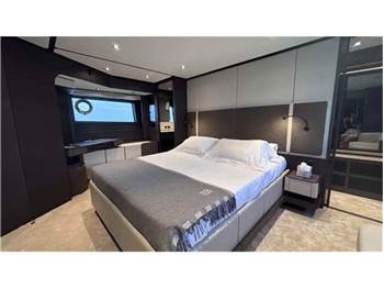 Ferretti yachts 800