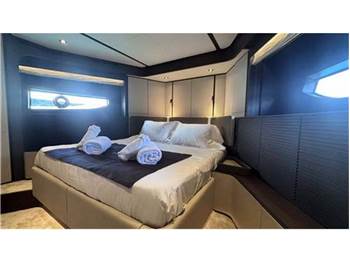Ferretti yachts 800