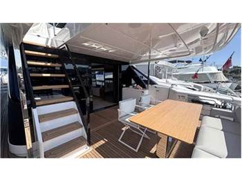 Ferretti yachts 800