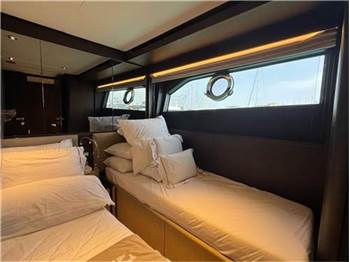 Ferretti yachts 860