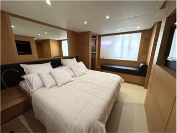 Pershing 64