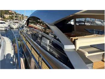 Pershing 64