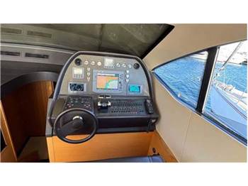 Pershing 64