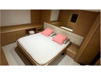 Pershing 64