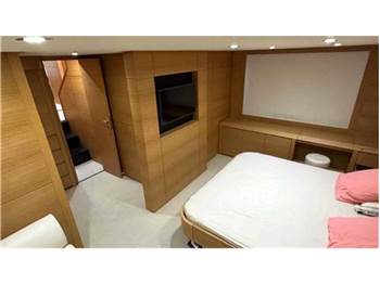 Pershing 64
