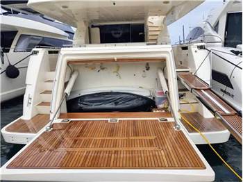 Ferretti yachts 830