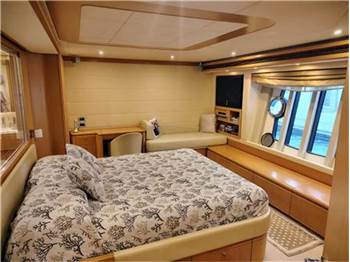 Ferretti yachts 830