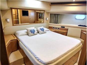 Ferretti yachts 830