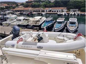 Ferretti yachts 830