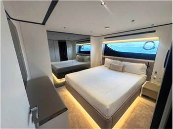 Ferretti yachts 940