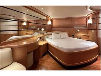 Pershing 76