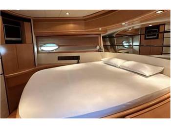 Pershing 76