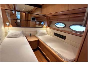 Pershing 76