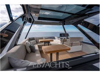 Ferretti Yachts 720