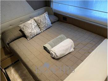 Ferretti Yachts 720