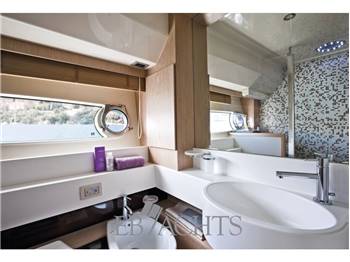 Ferretti Yachts 570