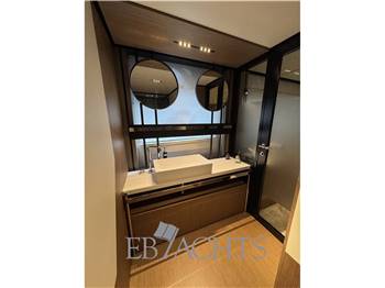 Ferretti Yachts 720