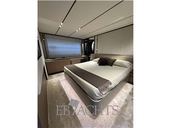 Ferretti Yachts 720