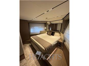 Ferretti Yachts 720